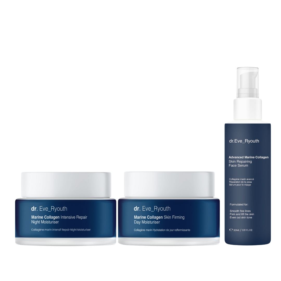 Ensemble de trois produits de soin. Deux pots avec couvercles blancs et étiquettes bleues. Une bouteille avec pompe et étiquette bleue.