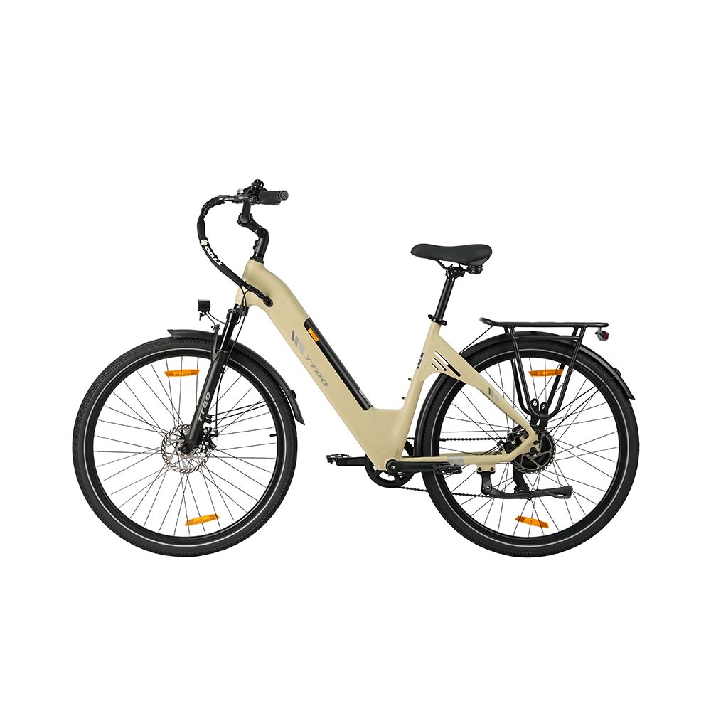 Vélo électrique beige avec pneus noirs, porte-bagages et garde-boue. Selle et guidon noirs. Éclairage.