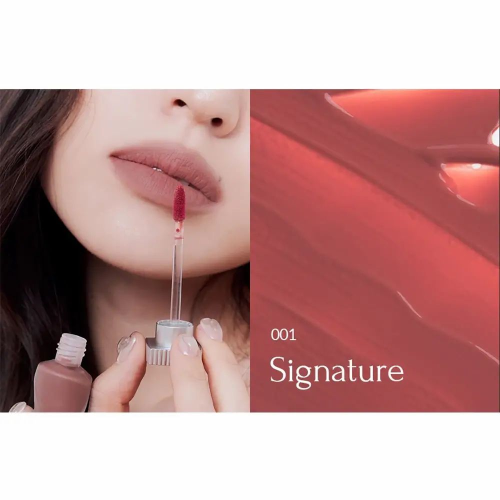 Lippen met lippenstift. Daarnaast een kleurvlek en een applicator. Tekst: 001 Signature.