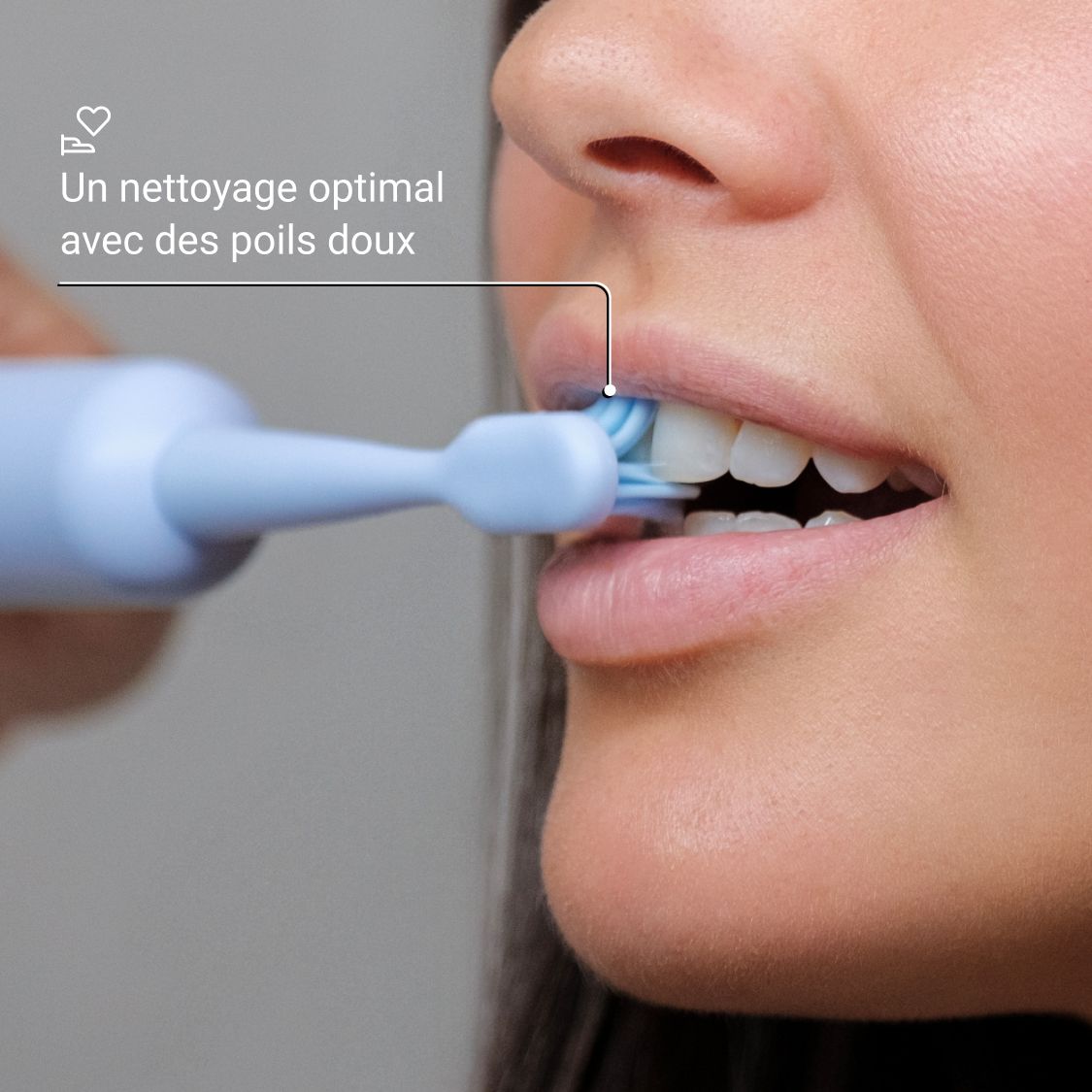 Gros plan d'une personne qui se brosse les dents avec une brosse à dents bleue. Soies bleues.