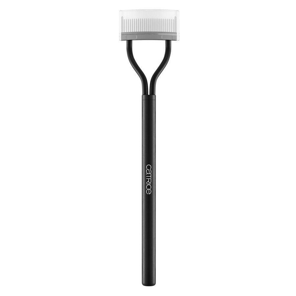 Brosse séparatrice de cils avec manche noir et tête de brosse. La tête de brosse est recouverte d'un capuchon transparent. Le manche porte le nom de la marque.