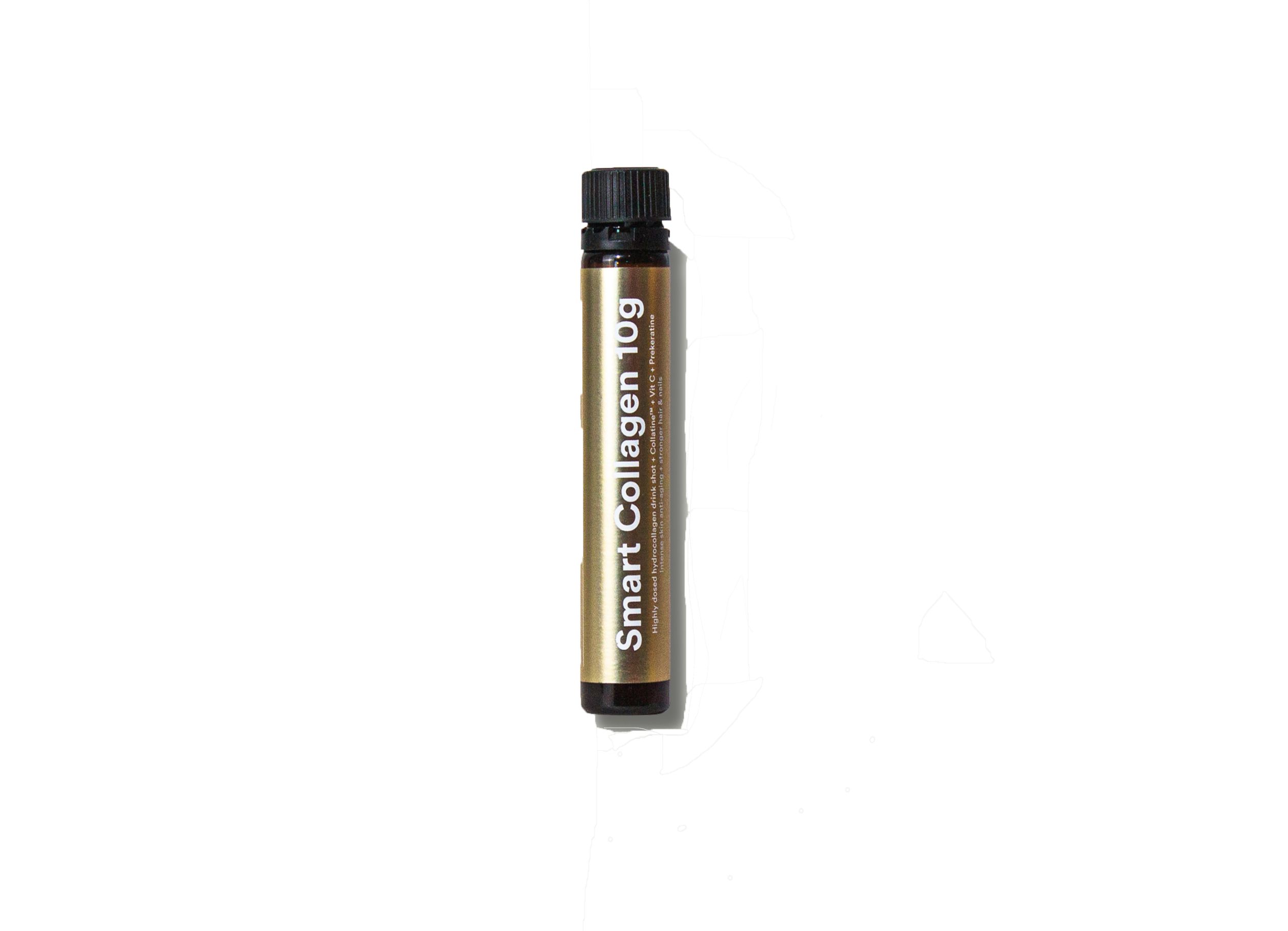 Enkele shotfles. Opschrift: Smart Collagen 10g. Zwarte dop, gouden fles.