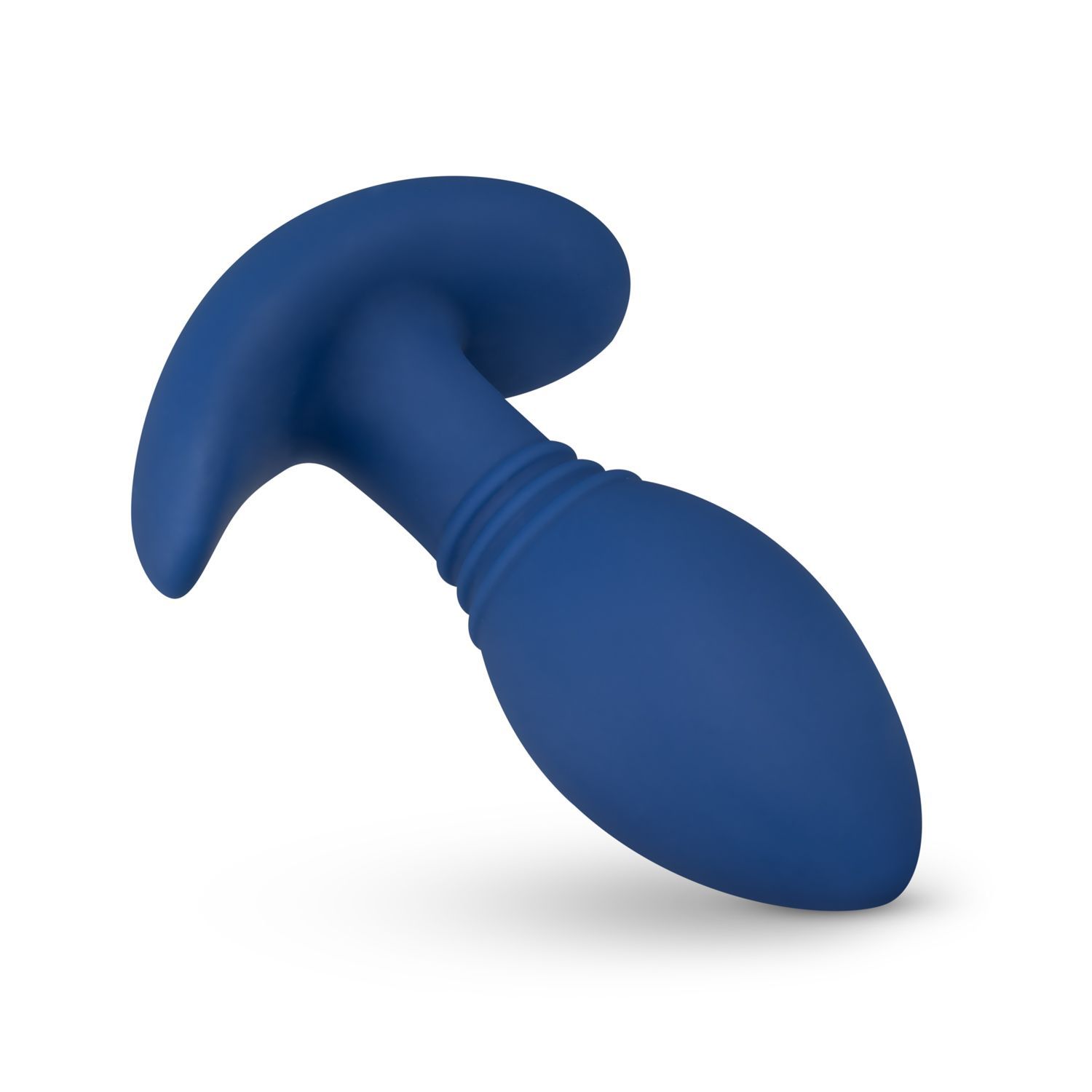 Plug anal bleu, forme arrondie avec base cannelée et poignée incurvée. Vue perspective.