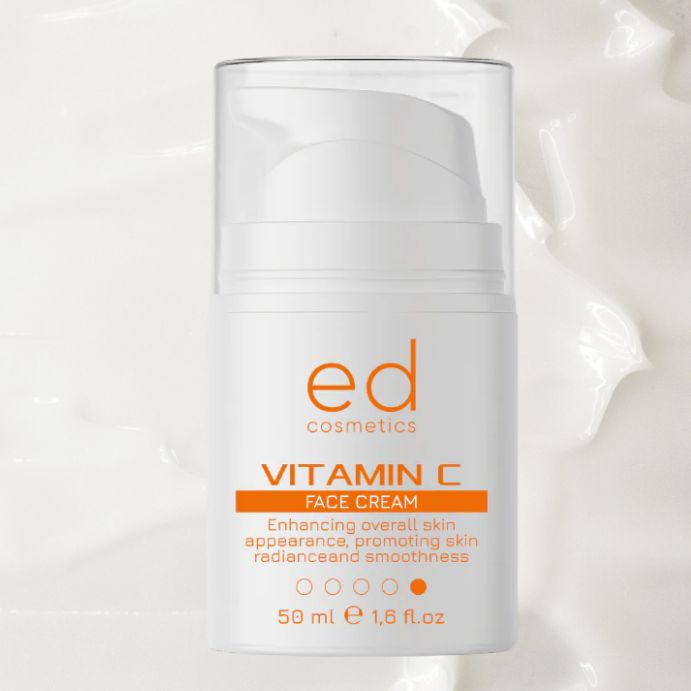 Flacon blanc avec étiquette orange. Texte : Vitamin C Face Cream, ed cosmetics. 50 ml. Sur fond blanc.