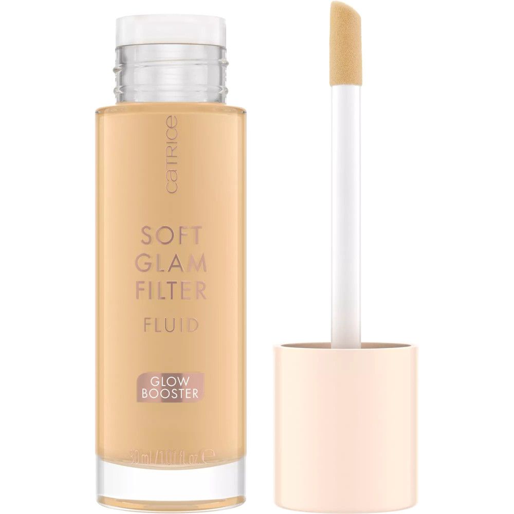 Flacon transparent avec applicateur. Inscription: Soft Glam Filter Fluid, Glow Booster. Marque: Catrice.