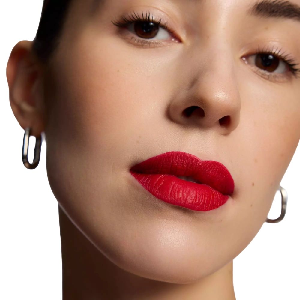 Gros plan d'un visage avec des lèvres rouges. Les lèvres sont maquillées.
