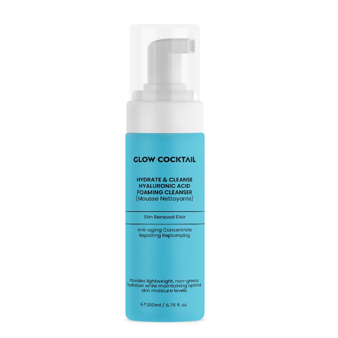 Flacon turquoise avec pompe blanche. Inscription : Glow Cocktail, Hydrate & Cleanse, Hyaluronic Acid, Foaming Cleanser.