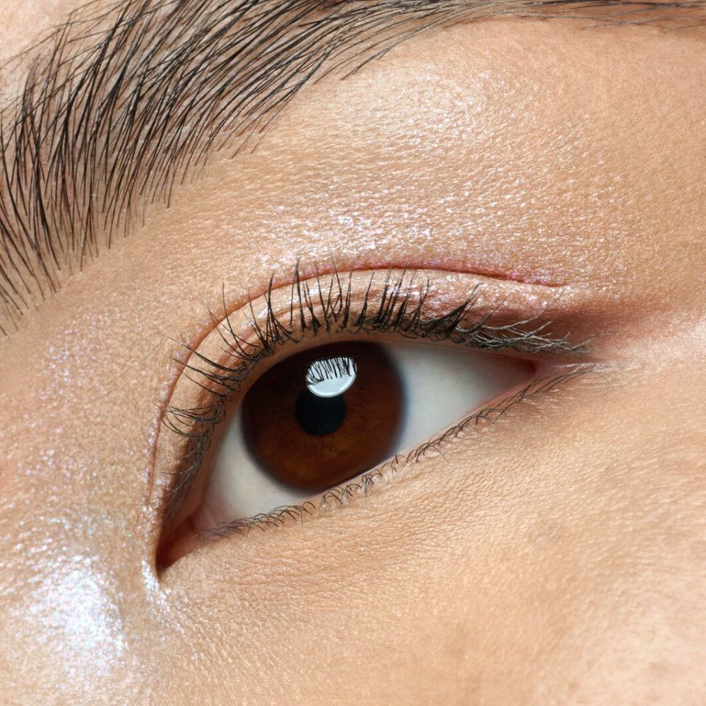 Gros plan sur un œil. Iris marron, cils, fard à paupières.