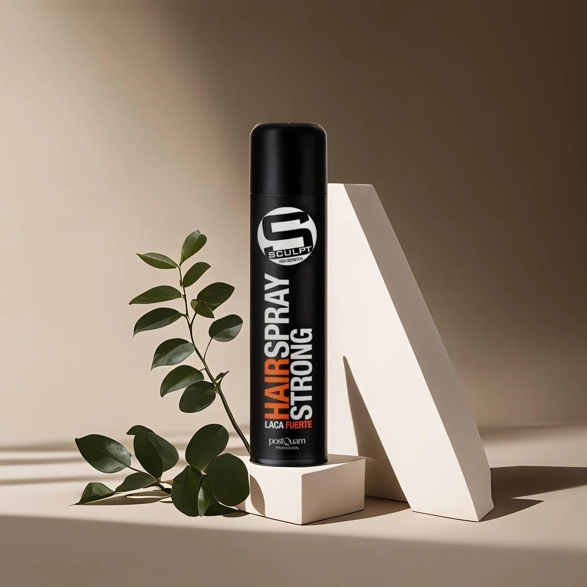 Zwarte haarspraybus met wit 'S' logo. Opschrift 'HAIRSPRAY STRONG' en 'LACA FUERTE'. Merk 'PostQuam'. Op sokkel.