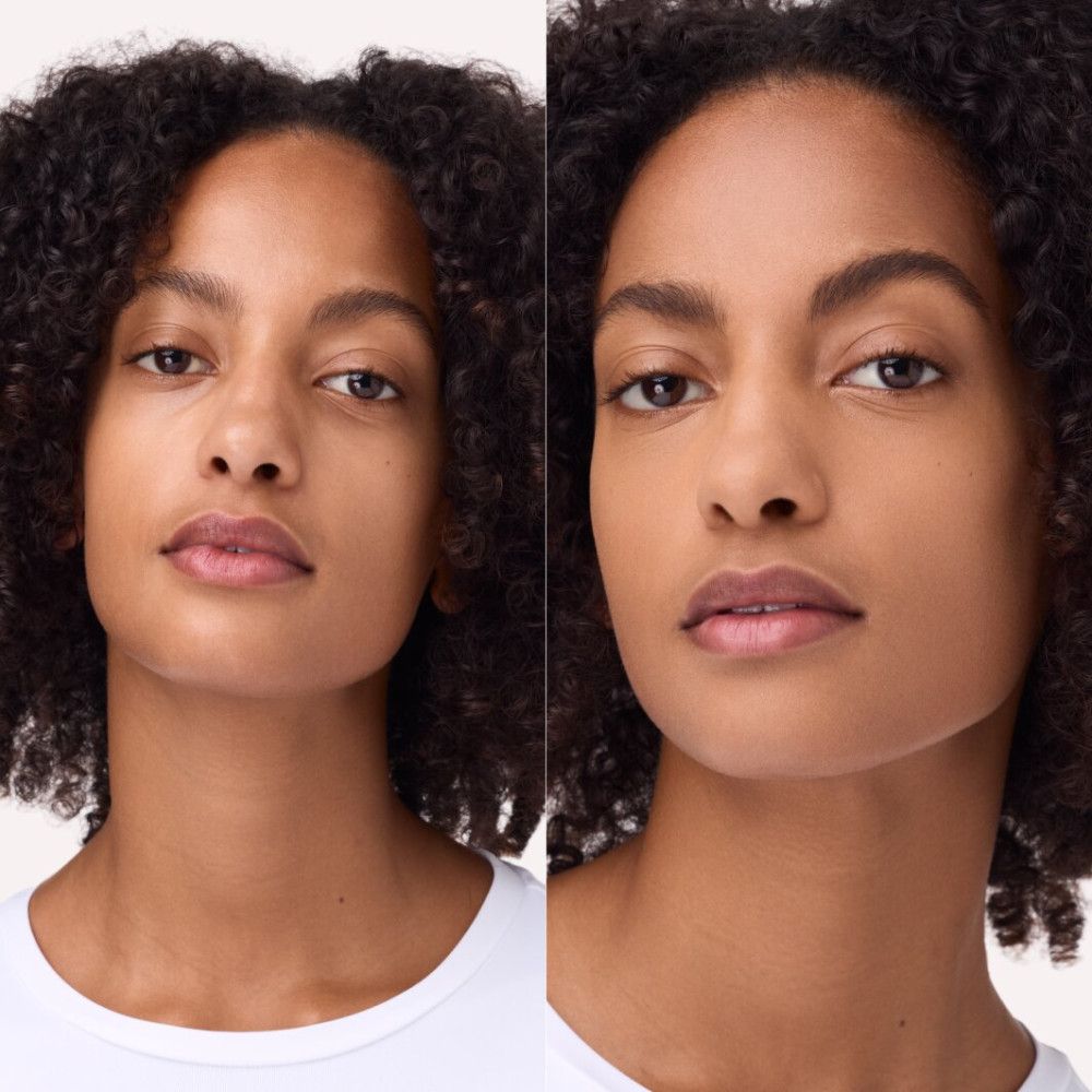 Deux portraits d'une femme. À gauche, sans maquillage, à droite, maquillée. Les deux montrent la même personne aux cheveux foncés.