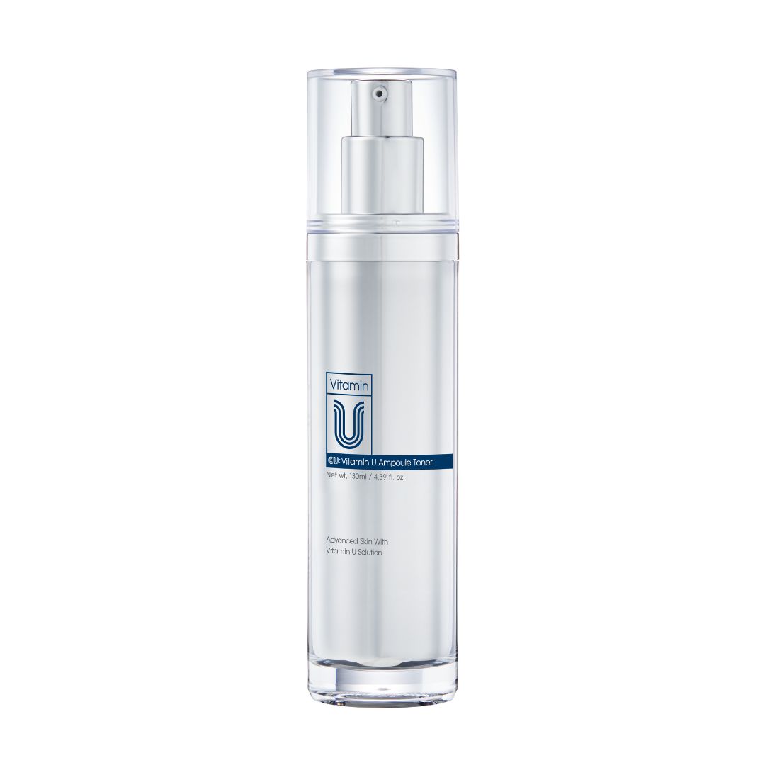 Cilindrische fles met verstuiver. Opschrift "Vitamin U" en "CUSKIN Vitamin U Ampoule Toner".