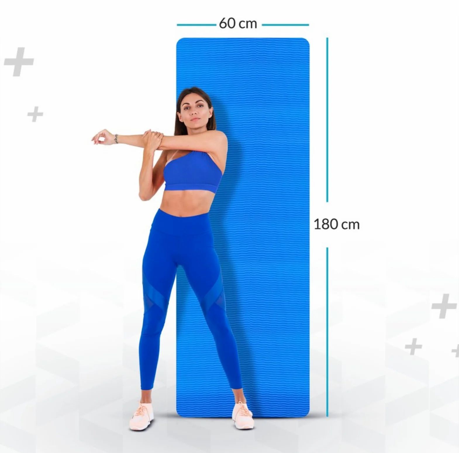 Tapis de yoga bleu, 180 cm x 60 cm. Femme en tenue de sport bleue s'étirant à côté.