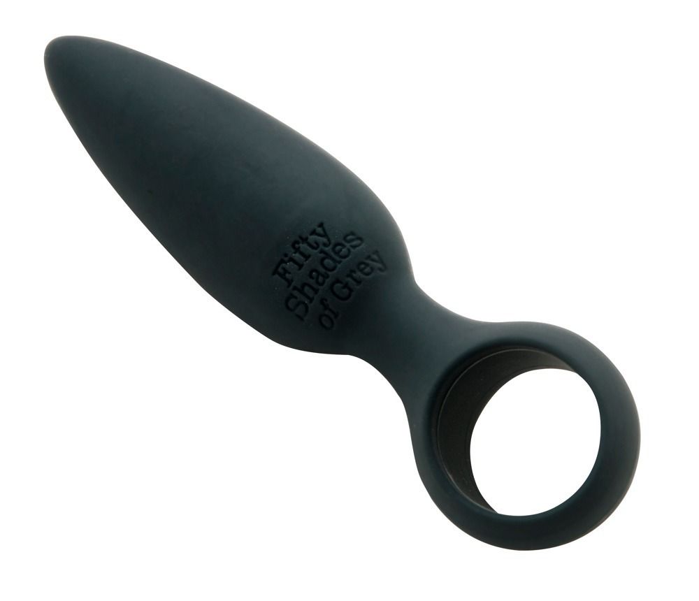 Bouchon anal gris foncé avec poignée annulaire et nom de marque gravé.