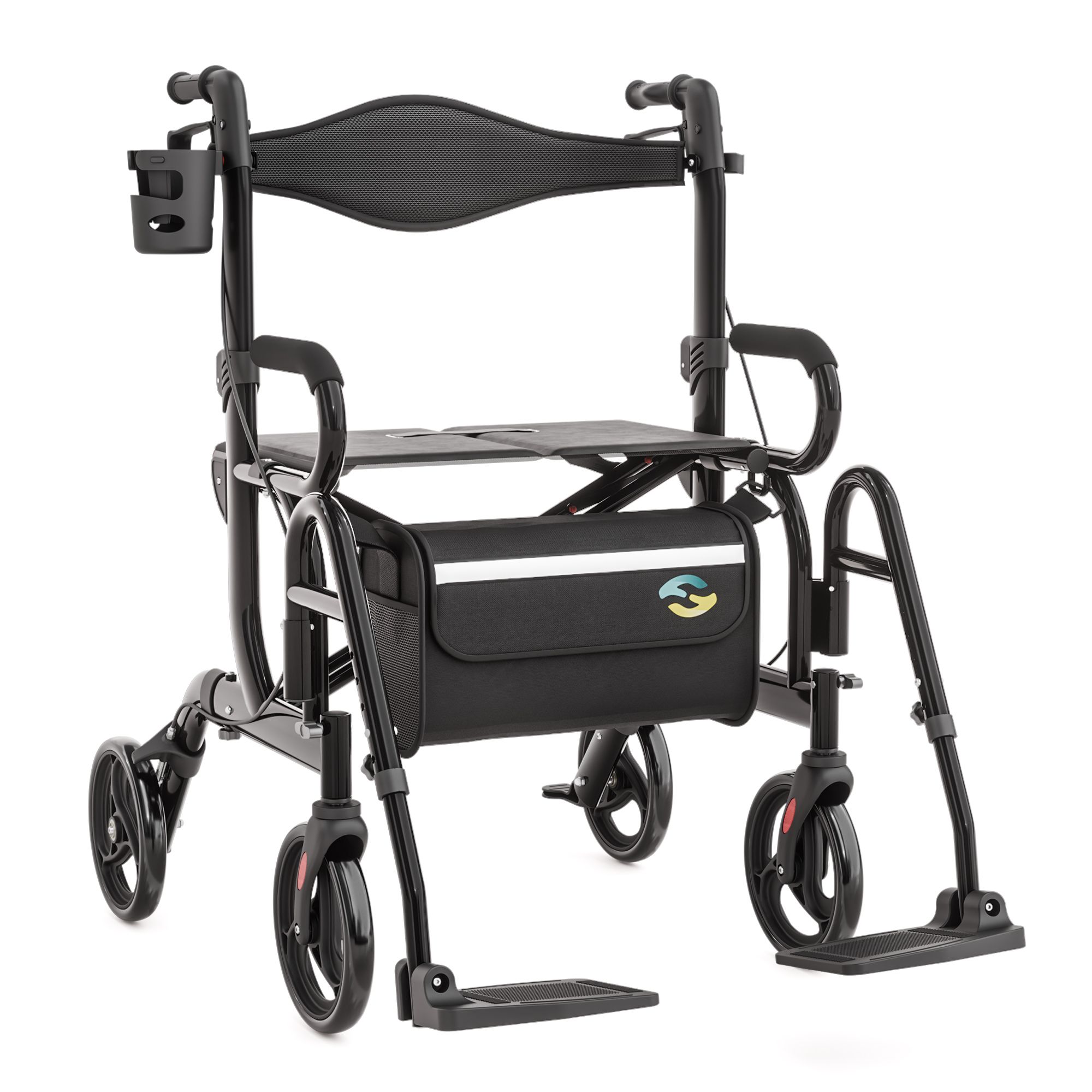 Zwarte rollator met zitje, rugleuning, bekerhouder en grote tas. Met voetsteunen en vier wielen.