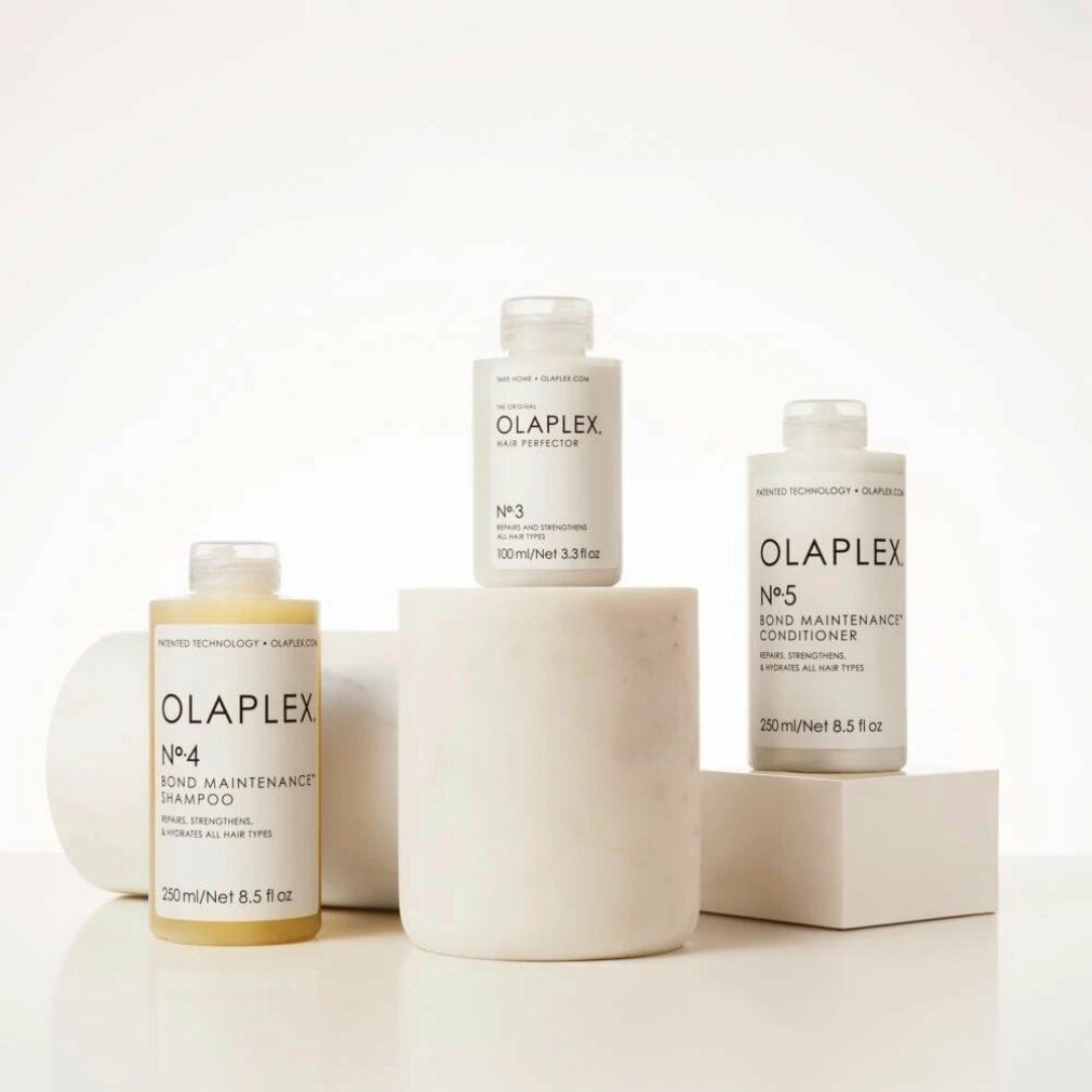 Trois produits Olaplex : Nº4, Nº3 et Nº5 Bond Maintenance Conditioner. Sur socles blancs. Contient 250 ml/8,5 fl oz. Répare, renforce et hydrate.