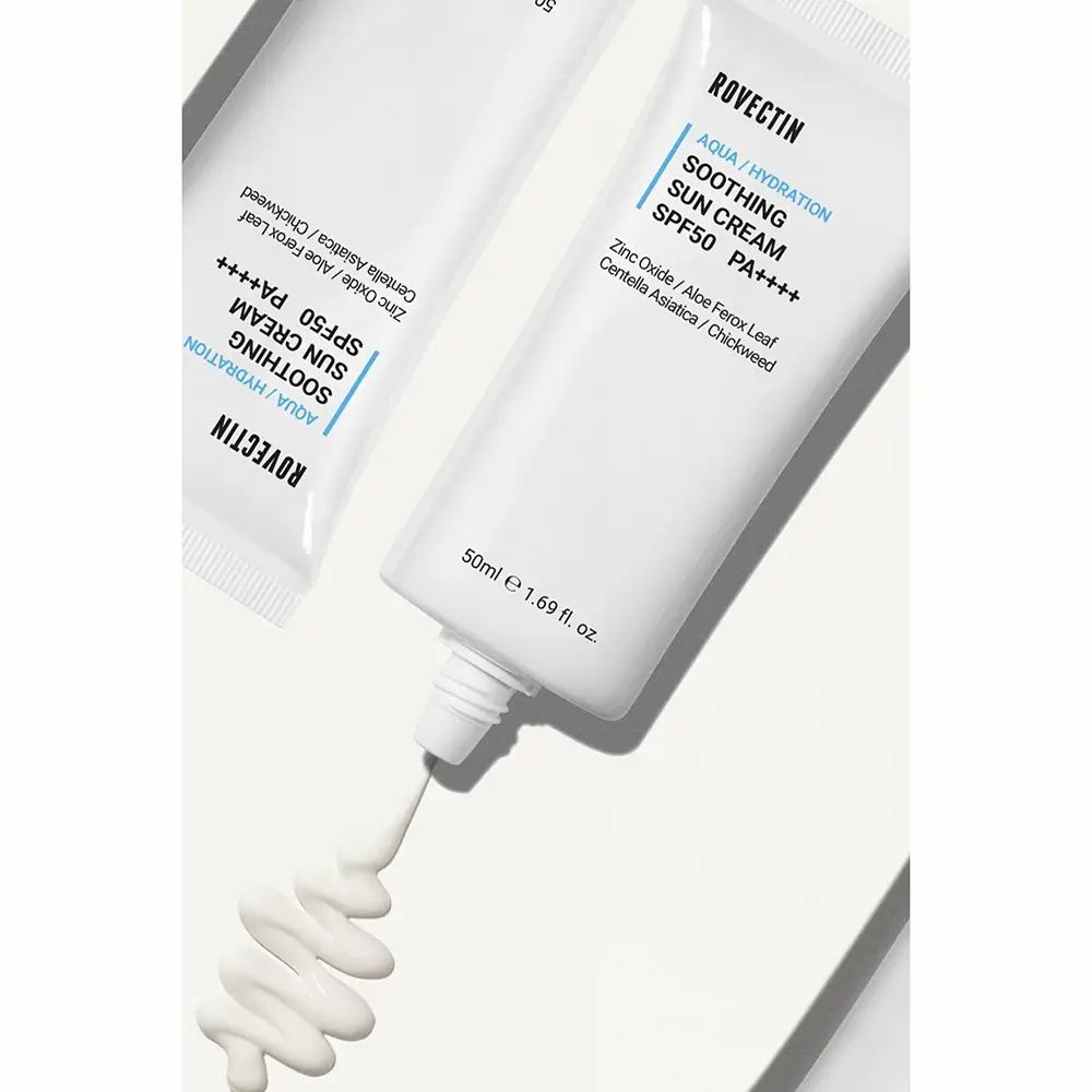 Twee witte tubes ROVECTIN Aqua Soothing Sun Cream SPF50+ PA++++. Crème komt uit een tube. Tekst: Aqua/Hydration, 50ml e 1.69 fl. oz.