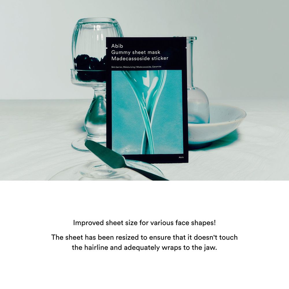 Emballage du produit à côté d'objets en verre. Emballage noir avec nom et ingrédients du produit.