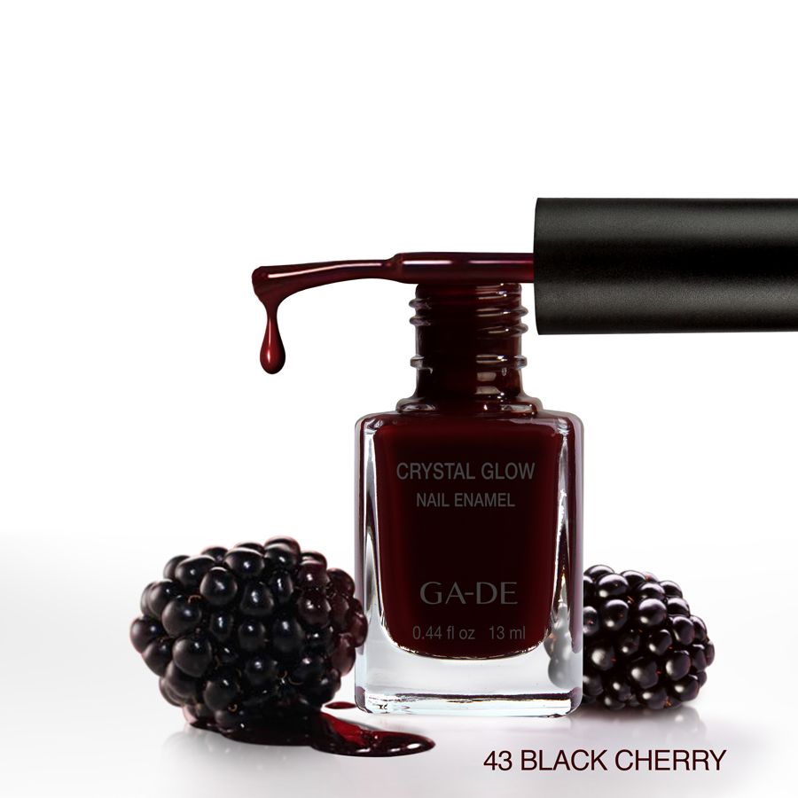 Ga-De Crystal Glow nagellak met borstel en druppel. Zwarte bramen. Tint 43 Black Cherry. Ga-De logo zichtbaar.