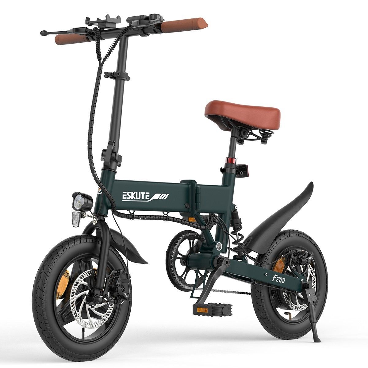 Groene ESKUTE F200 e-bike. Bruin zadel en handvatten. Zwarte spatborden en banden. Schijfremmen. F200-opschrift.