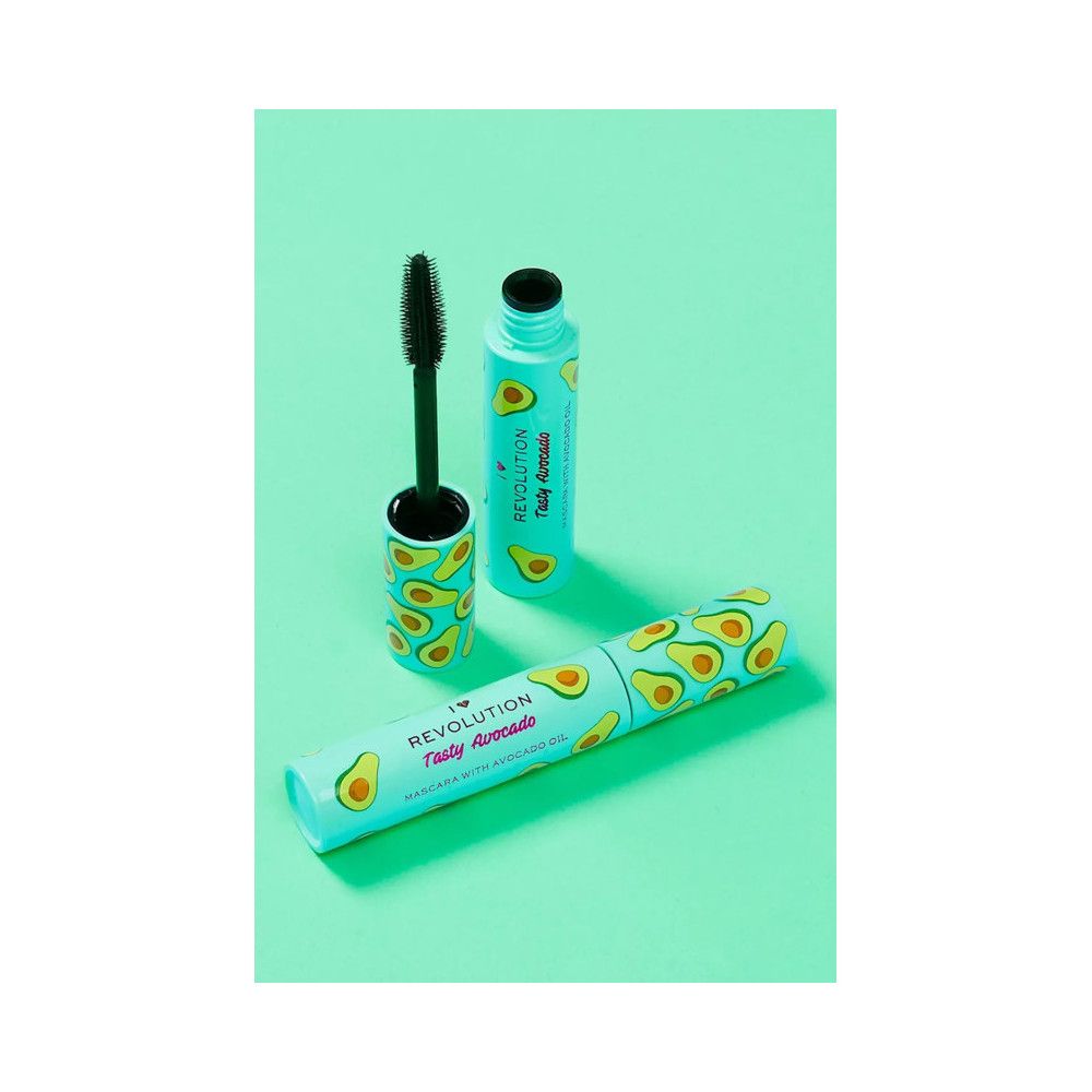 Mascara Tasty Avocado, lichtgroene tube met avocado-patroon. Zwarte borstel eruit. Tekst: Revolution, Tasty Avocado, Mascara with Avocado Oil.