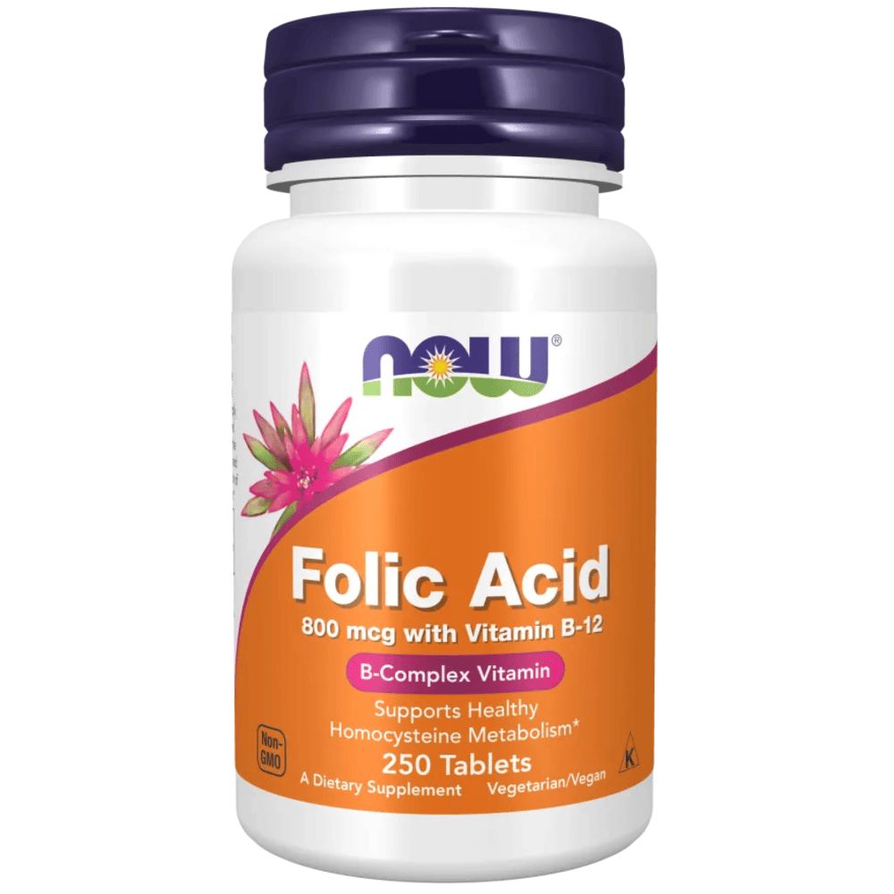Witte fles met blauwe dop. Opschrift: Foliumzuur, 800 mcg met vitamine B-12, 250 tabletten. Merk: NOW.