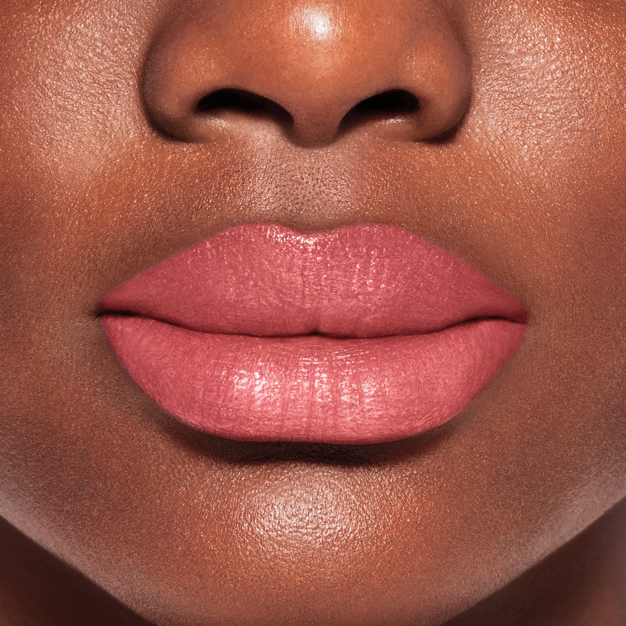 Close-up van lippen met roze lippenbalsem. Huidtint. Glanzende finish.