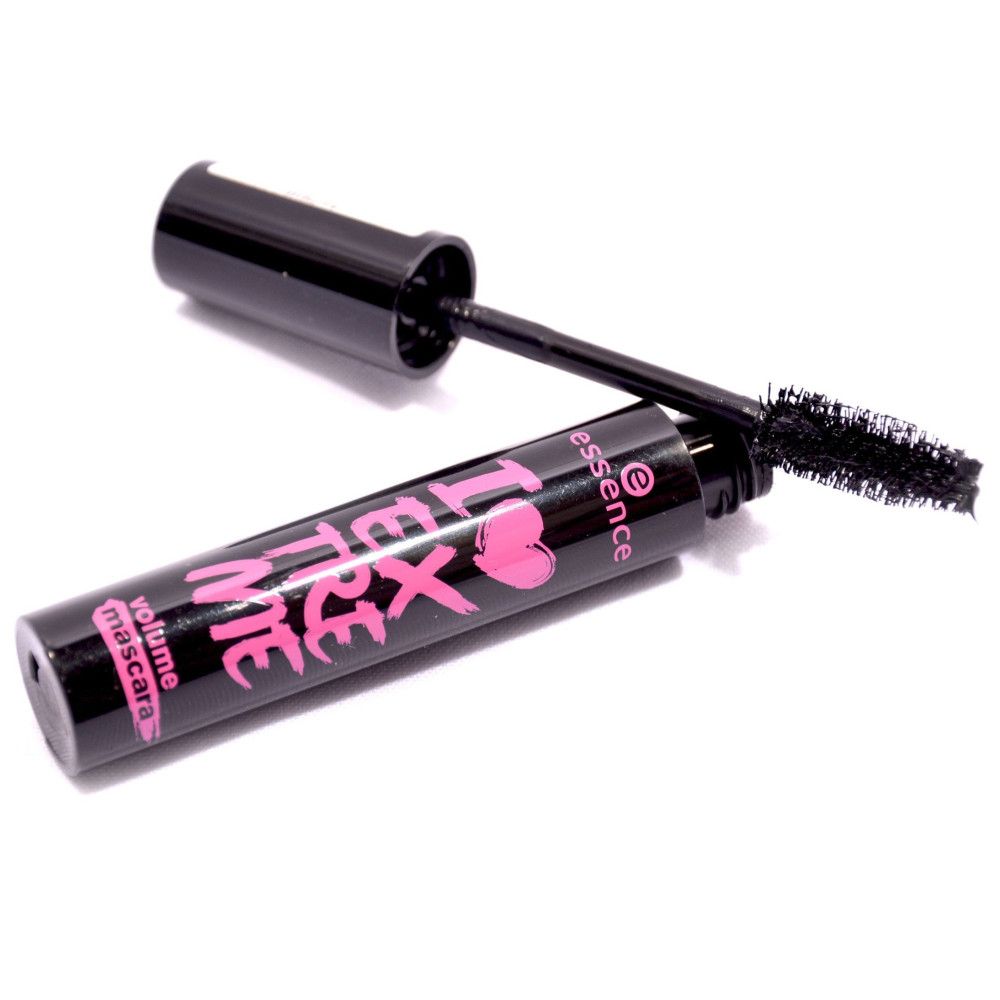 Brosse de mascara noire avec tube ouvert. Le tube porte l'inscription "I Love Extreme Volume Mascara" en rose. Marque : Essence.