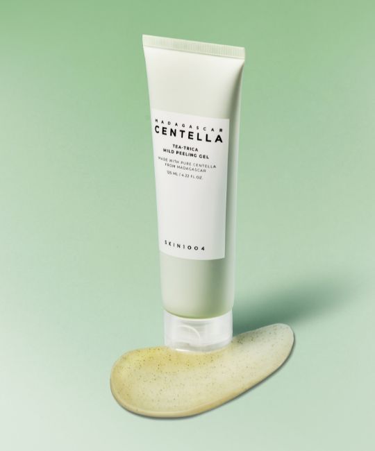 Groene tube met wit etiket en product ernaast. Opschrift: MADAGASCAR CENTELLA, Tea-Trica Mild Peeling Gel.