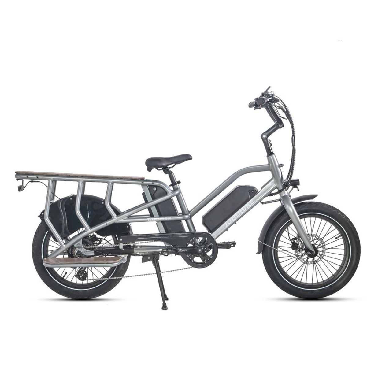 Vélo cargo électrique gris avec double batterie. Porte-bagages arrière, pneus noirs, détails argentés. Vue latérale, fond blanc.