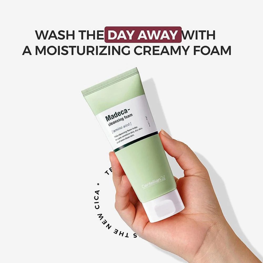 Main tenant un tube vert avec bouchon blanc. Texte: Madeca-cleansing foam, amino acid. Marque: Centellian 24.