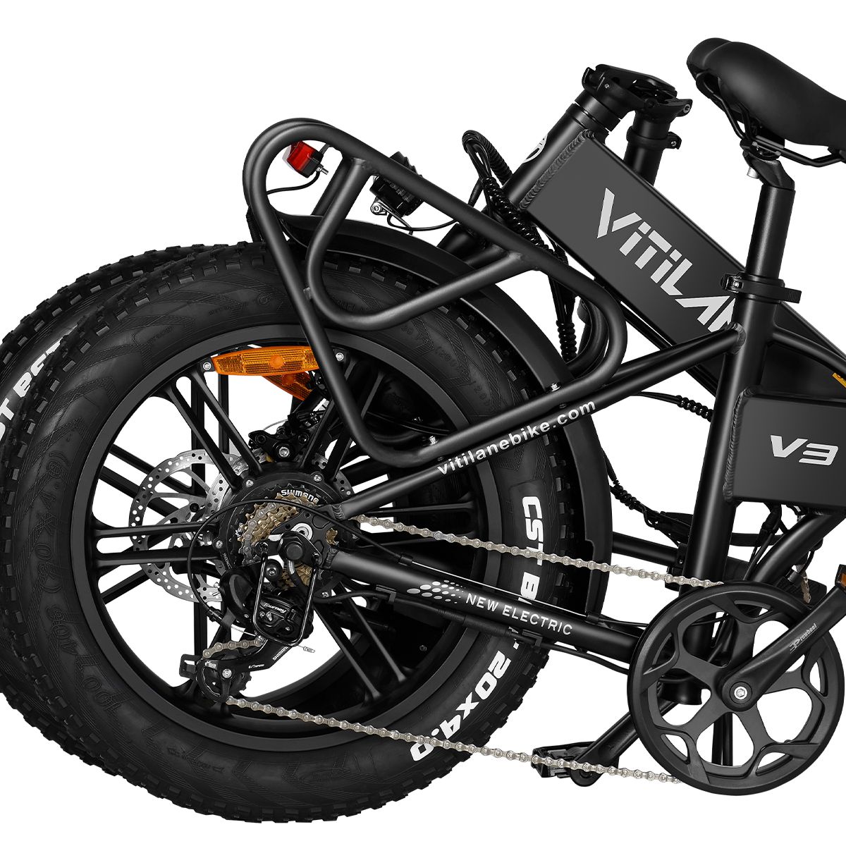 Vélo électrique pliable noir. Roue arrière avec frein à disque, porte-bagages et feu arrière. Pneus avec lettrage.