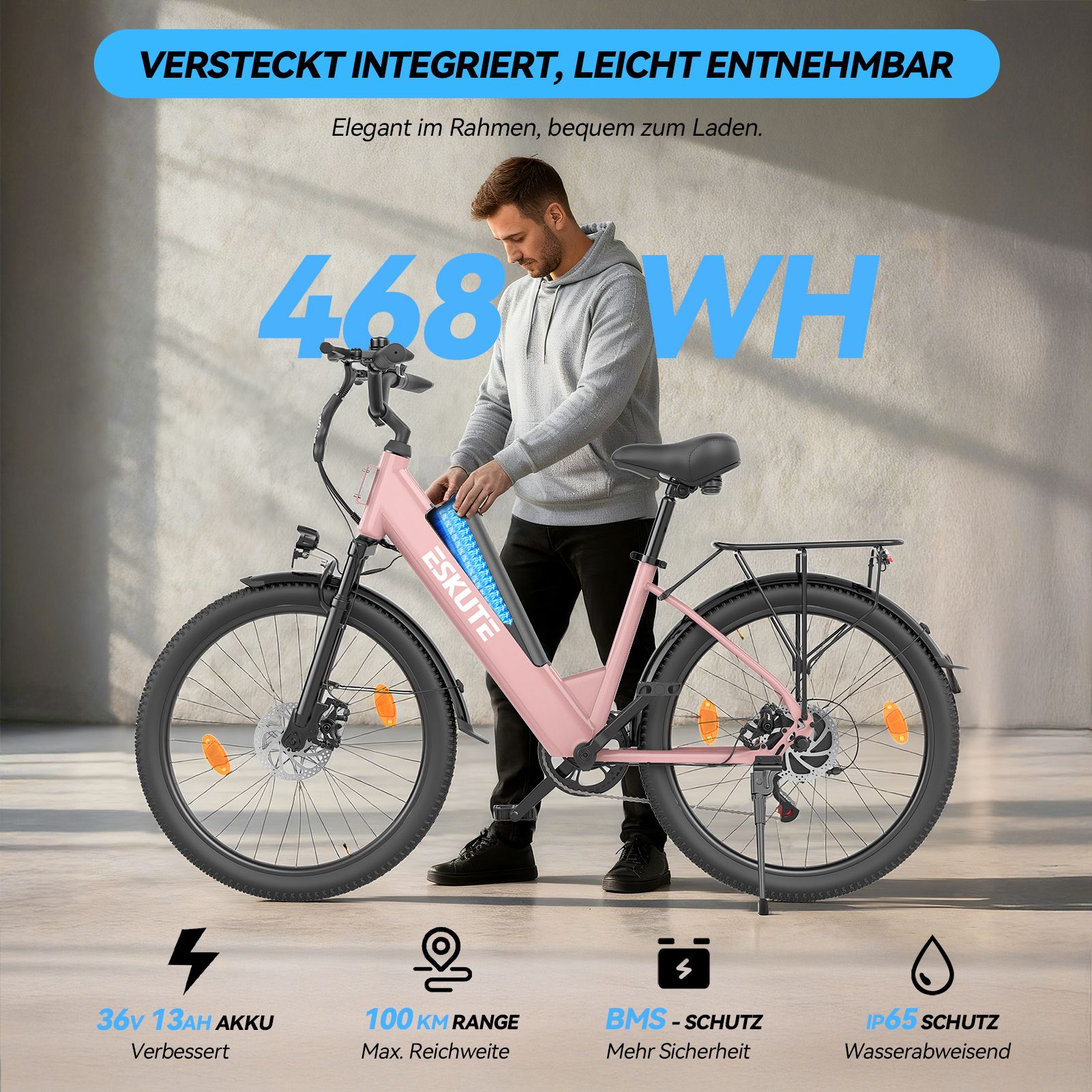 Man plaatst accu in roze elektrische fiets. Tekst: 36V 13AH accu, 100KM bereik, BMS-bescherming, IP65 waterdicht.