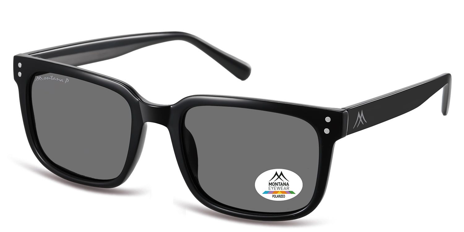 Lunettes de soleil noires, vue en biais. Verres rectangulaires, logo Montana Eyewear sur le verre. Verres polarisés.
