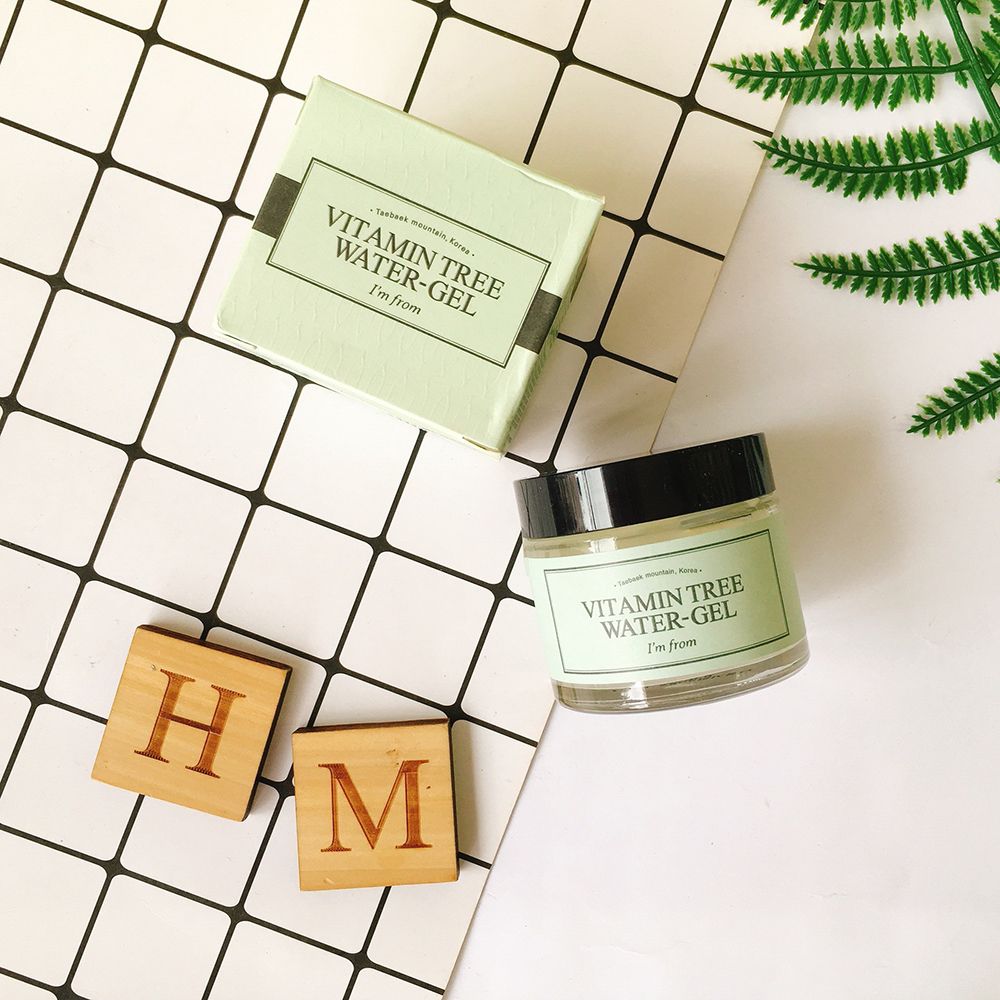 Potje gel, doos en houten letters. Etiket met productnaam.