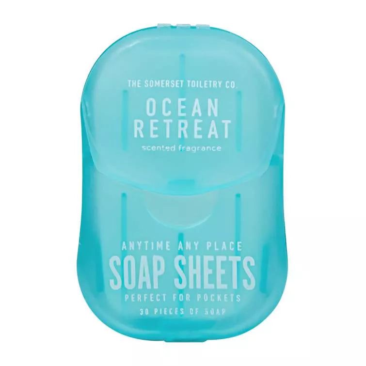 Étui bleu clair avec texte "Ocean Retreat" et "Soap Sheets". Contient 30 feuilles de savon. Parfait pour les poches.