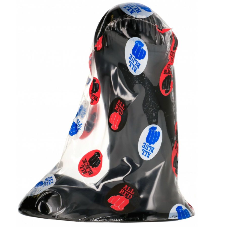 Emballage de préservatif noir avec des autocollants rouges et bleus représentant des poings.