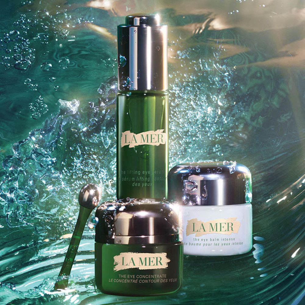 Trois produits La Mer : baume pour les yeux, sérum et concentré pour les yeux. Avec un applicateur. Placé dans l'eau.