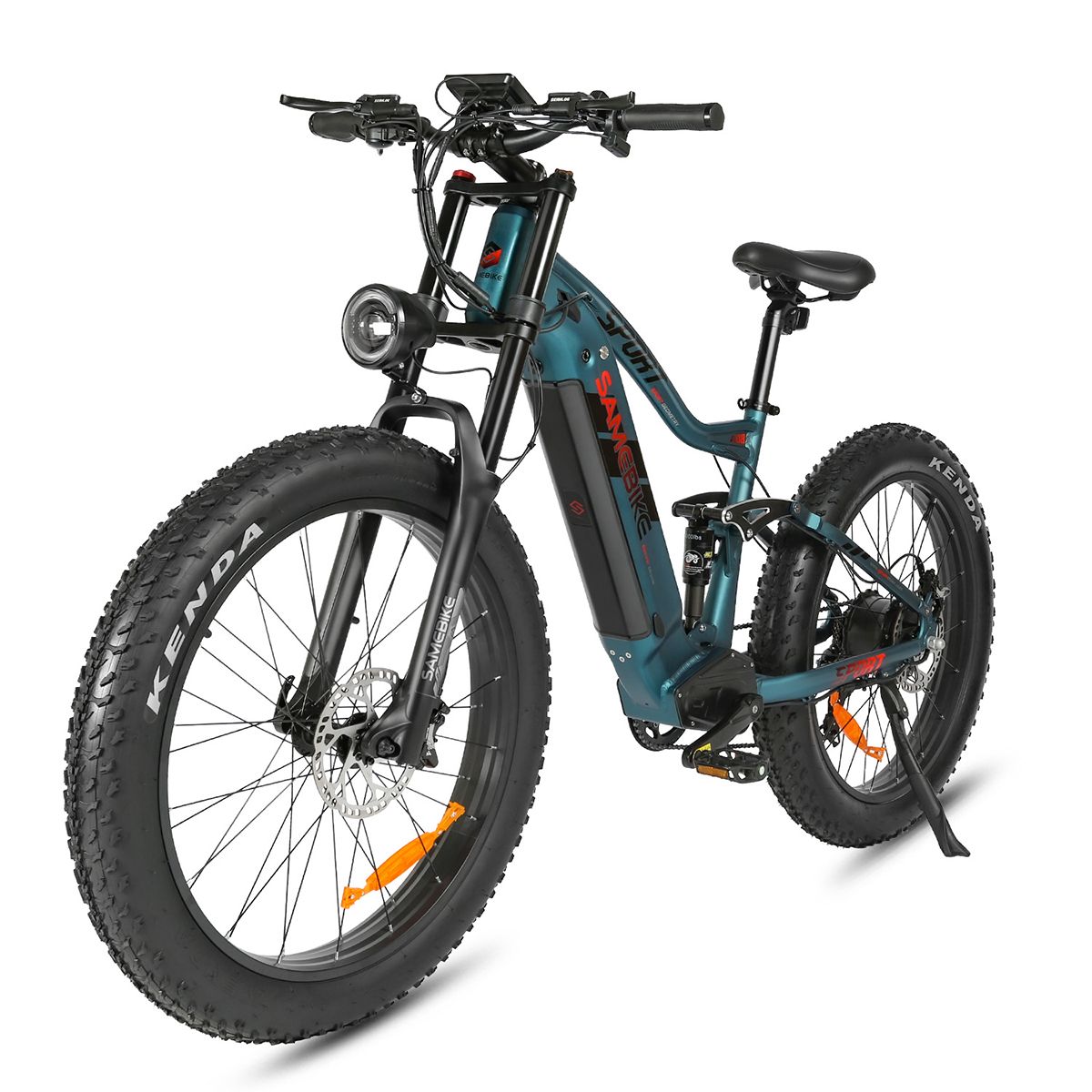 Blauwgroene elektrische mountainbike met brede banden. Koplamp, vering, Kenda-banden, SAMEBIKE-logo zichtbaar.