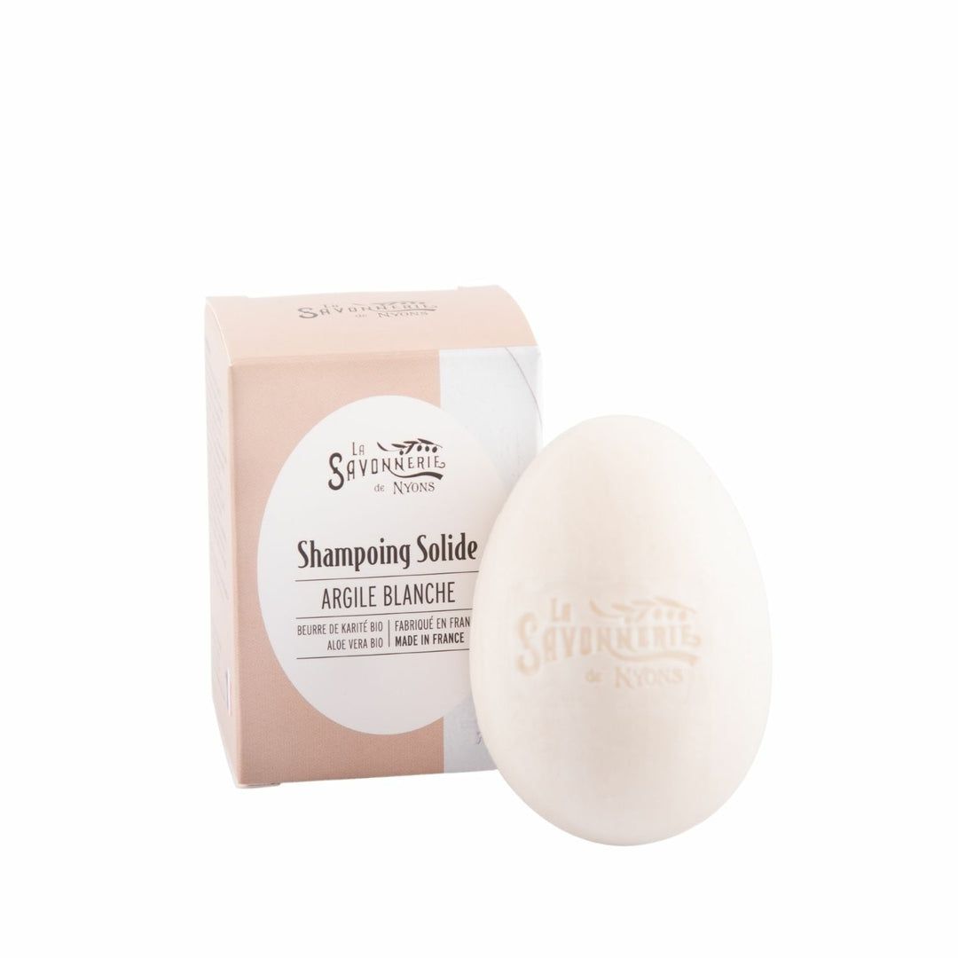 Shampoing solide en carton. Argile blanche, forme ovale. Texte: La Savonnerie de Nyons, Shampoing Solide Argile Blanche.