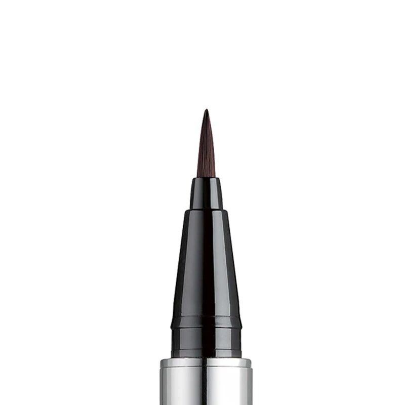 Pointe d'un eye-liner liquide avec applicateur fin.