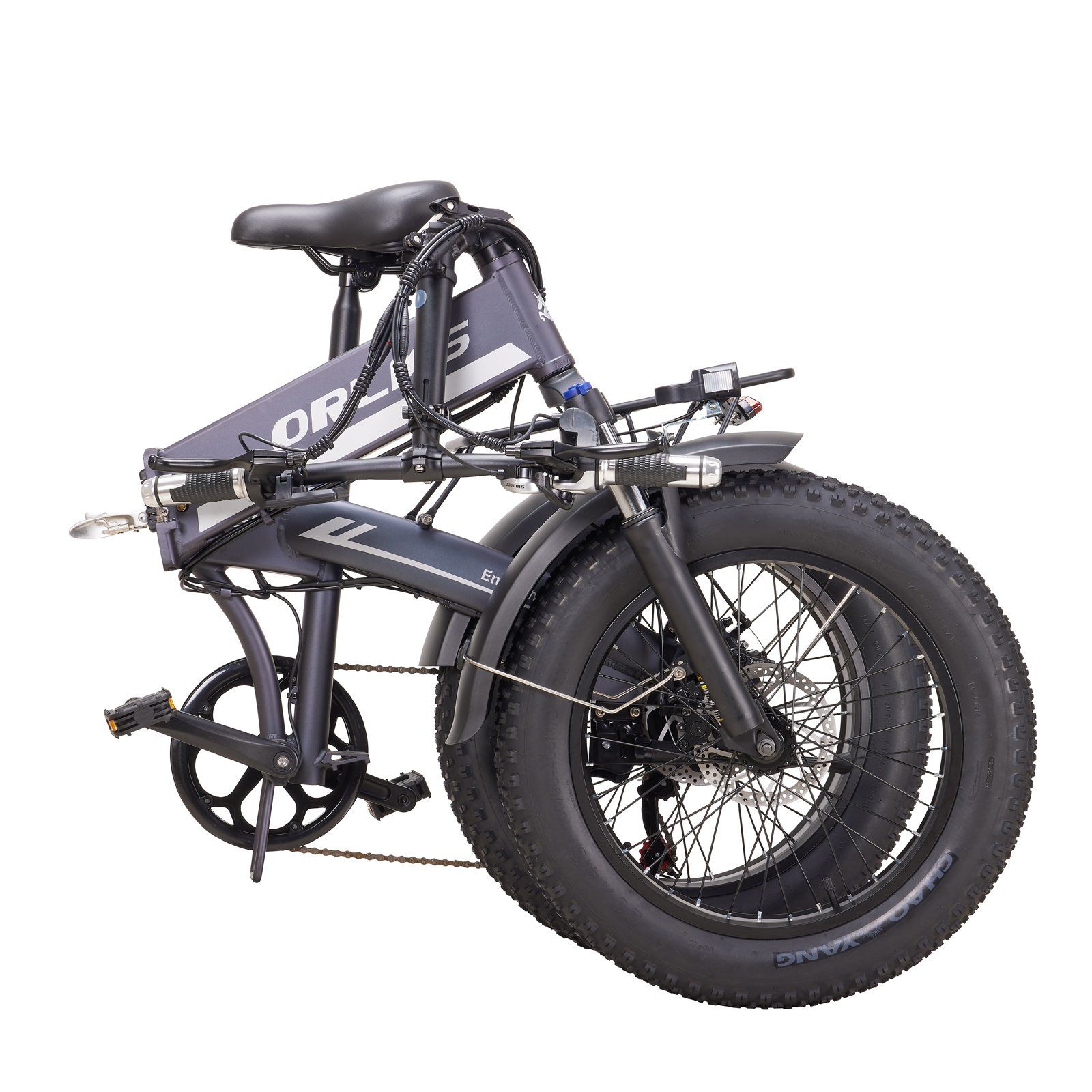 E-bike plié, gris, pneus larges. Logo ORLMS visible. Pédales et guidon pliés.