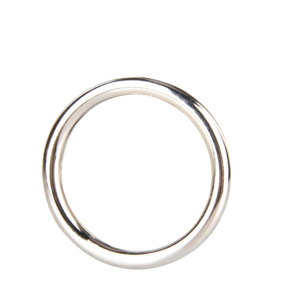 Anneau pénien en acier, circulaire. Surface brillante. Gros plan, isolé sur fond blanc.