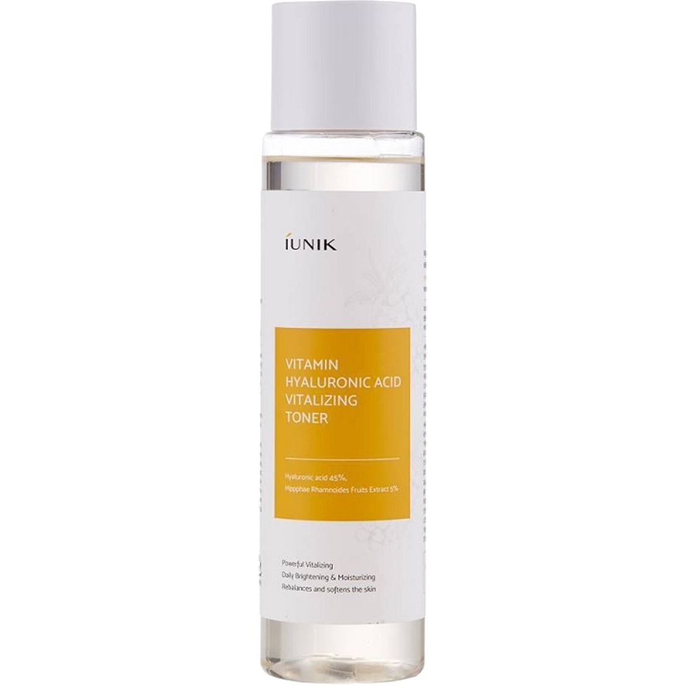 Transparante fles met witte dop. Geel etiket met productnaam en merk iUNIK. Tekst: Vitamin Hyaluronic Acid Vitalizing Toner.