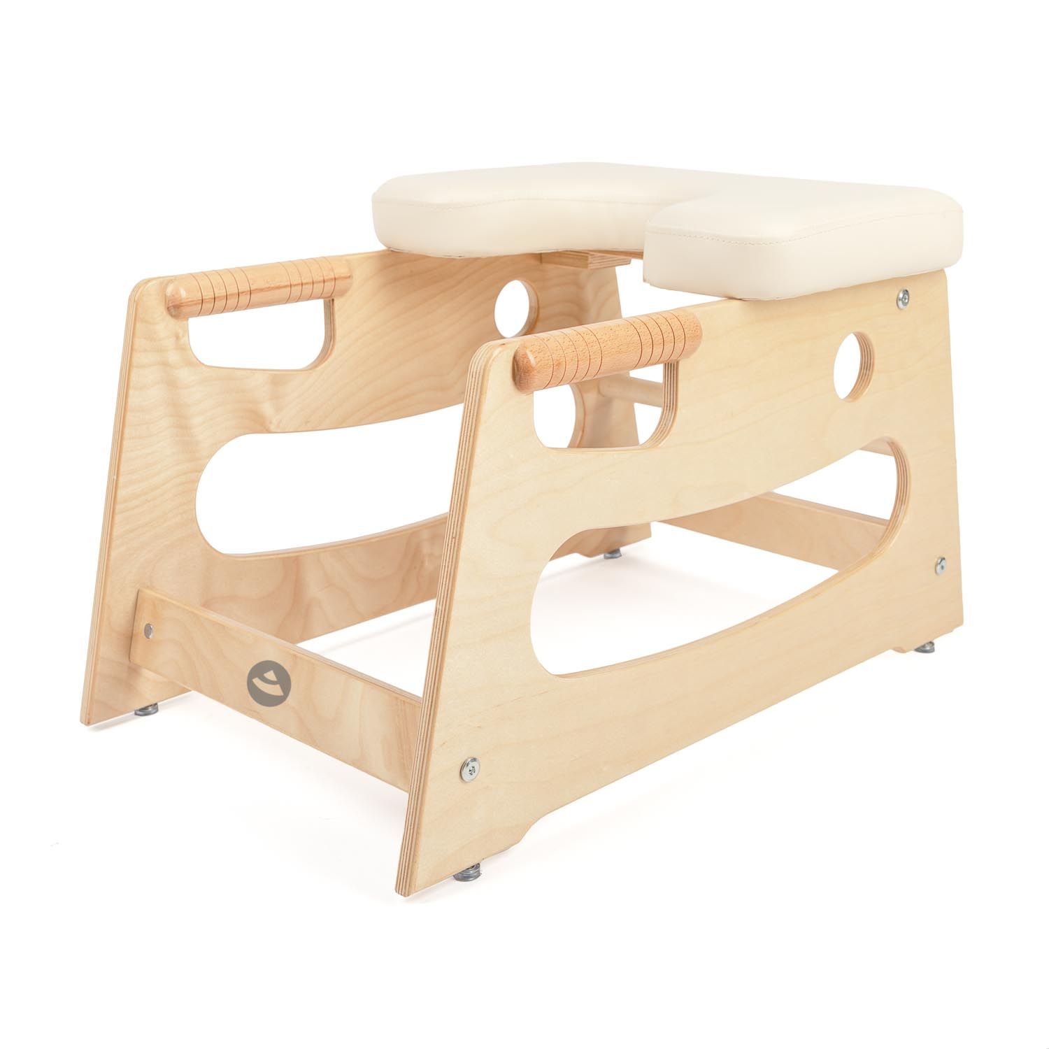 Tabouret de tête en bois avec coussin crème. Poignées latérales. Ouvertures rondes dans le cadre en bois. Pieds avec embouts métalliques.