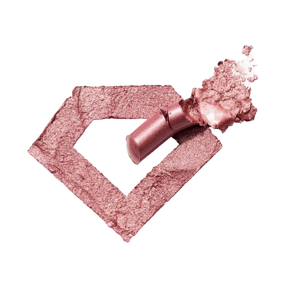 Fard à paupières rose-doré en forme de diamant. À côté, le crayon fard à paupières. Produit et application sur fond blanc.