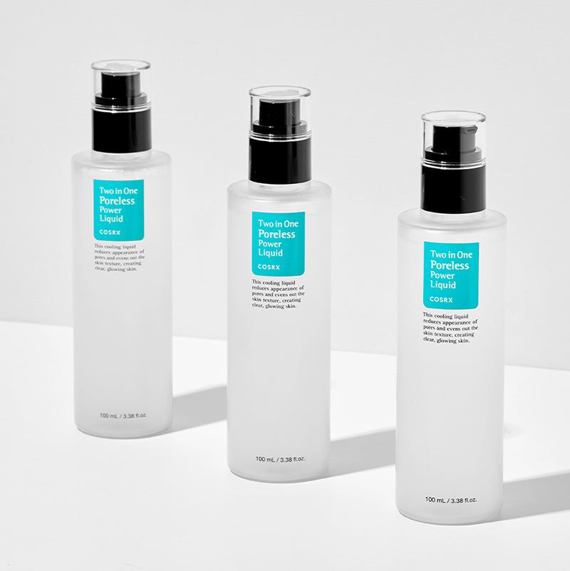 Drie flessen met pomp. Opschrift: Two in One Poreless Power Liquid, COSRX. Op witte achtergrond.