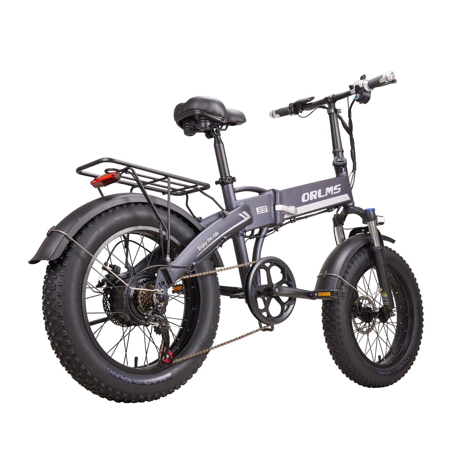 Vélo électrique pliable gris, pneus larges. Logo ORLMS sur le cadre. Porte-bagages et feu arrière.