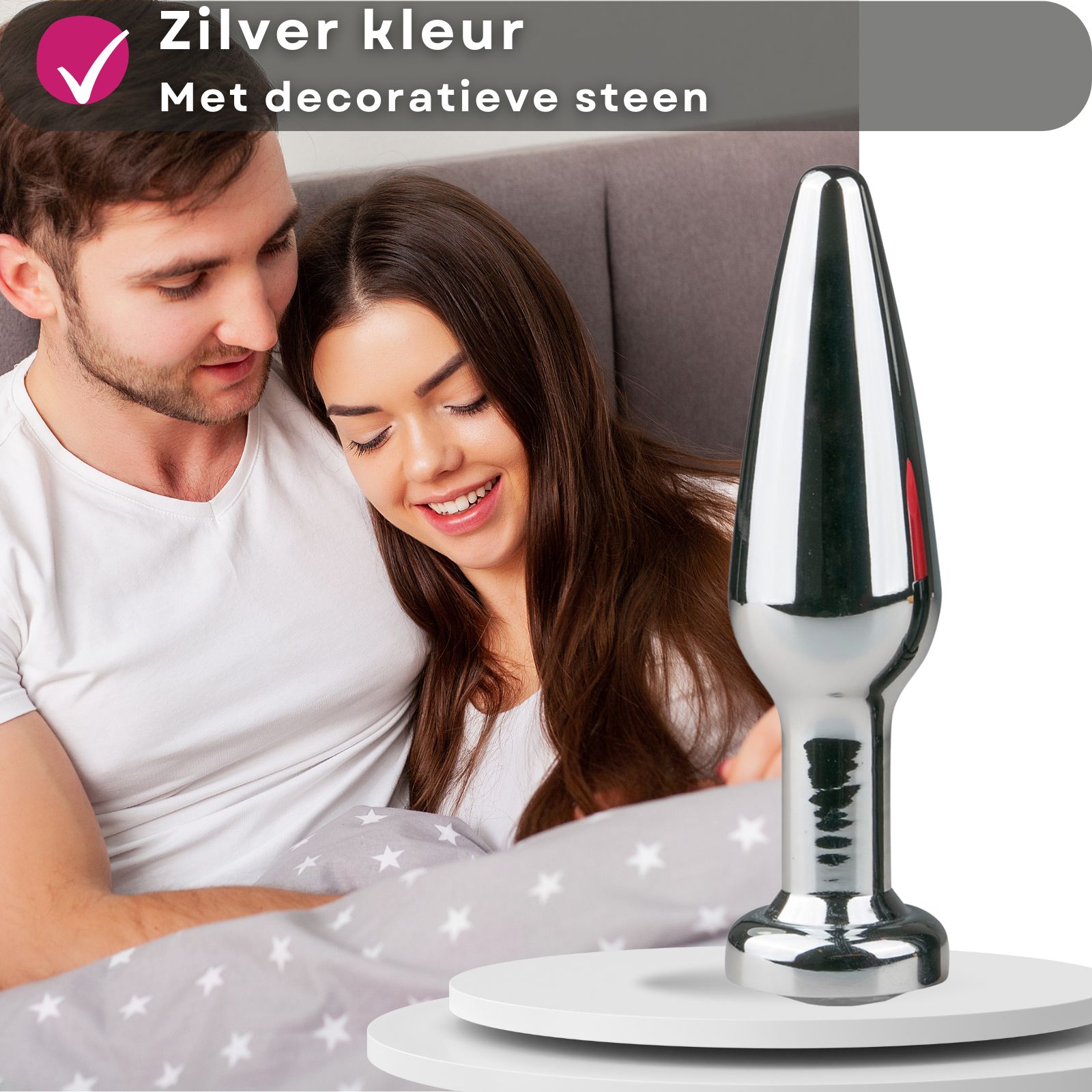 Koppel in bed. Kegelvormige plug. Op wit voetstuk. Achtergrond: grijze muur.