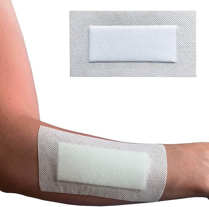 Un pansement blanc rectangulaire avec une structure en grille est appliqué sur un avant-bras. Un gros plan montre le pansement isolé.