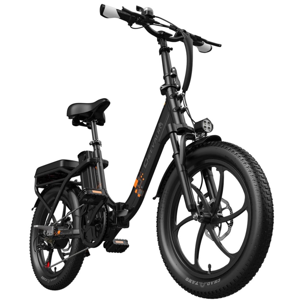 Vélo électrique noir avec pneus larges, phare et porte-bagages. Guidon et selle visibles.